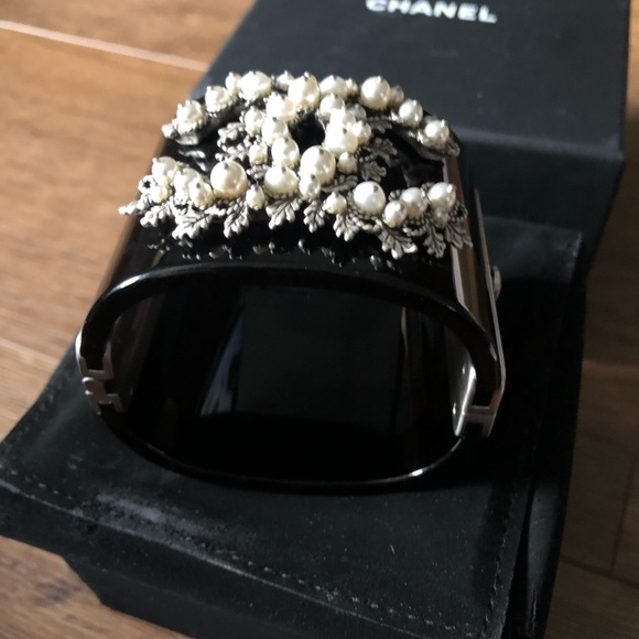 CHANEL-AUTHENTIC (Preowned) Black Faux Pearl & Silver Leaf Hinge Bracelet - Picture 9 of 15